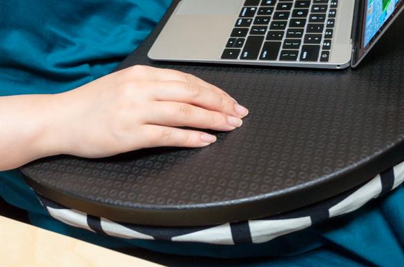 IKEAの隠れた逸品「クッションテーブル」でソファや車のシートがデスク 