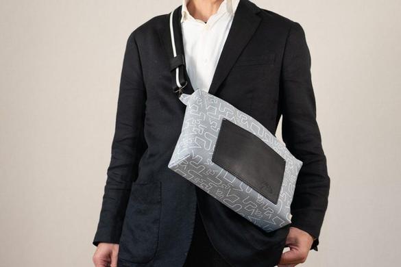 ジャケットにシックリ。使い勝手も見た目も上質なメッセンジャーバッグ 