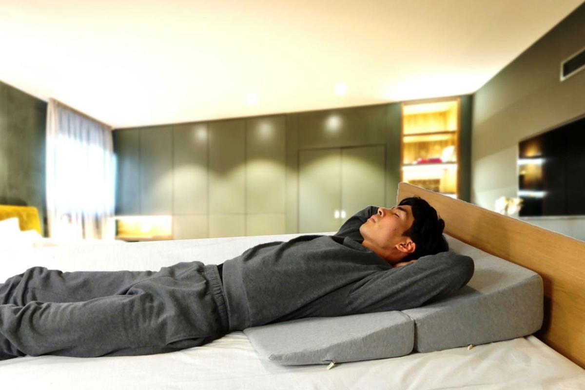絶妙な傾斜で寝心地の新次元へ。眠りのプロ設計の三角枕の 絶妙な傾斜で寝心地の新次元へ。眠りのプロ設計の三角枕の