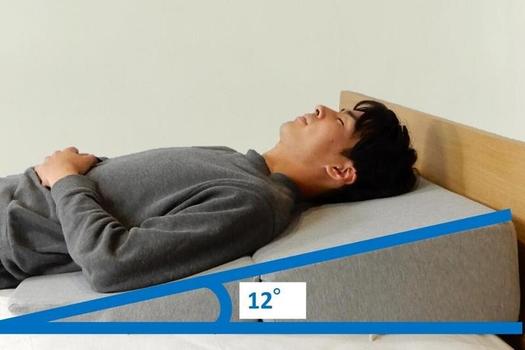 絶妙な傾斜で寝心地の新次元へ。眠りのプロ設計の三角枕の 絶妙な傾斜で寝心地の新次元へ。眠りのプロ設計の三角枕の