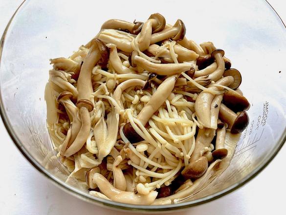秋の保存食「塩漬けきのこ」は、30秒ゆでて、塩を振って、1時間