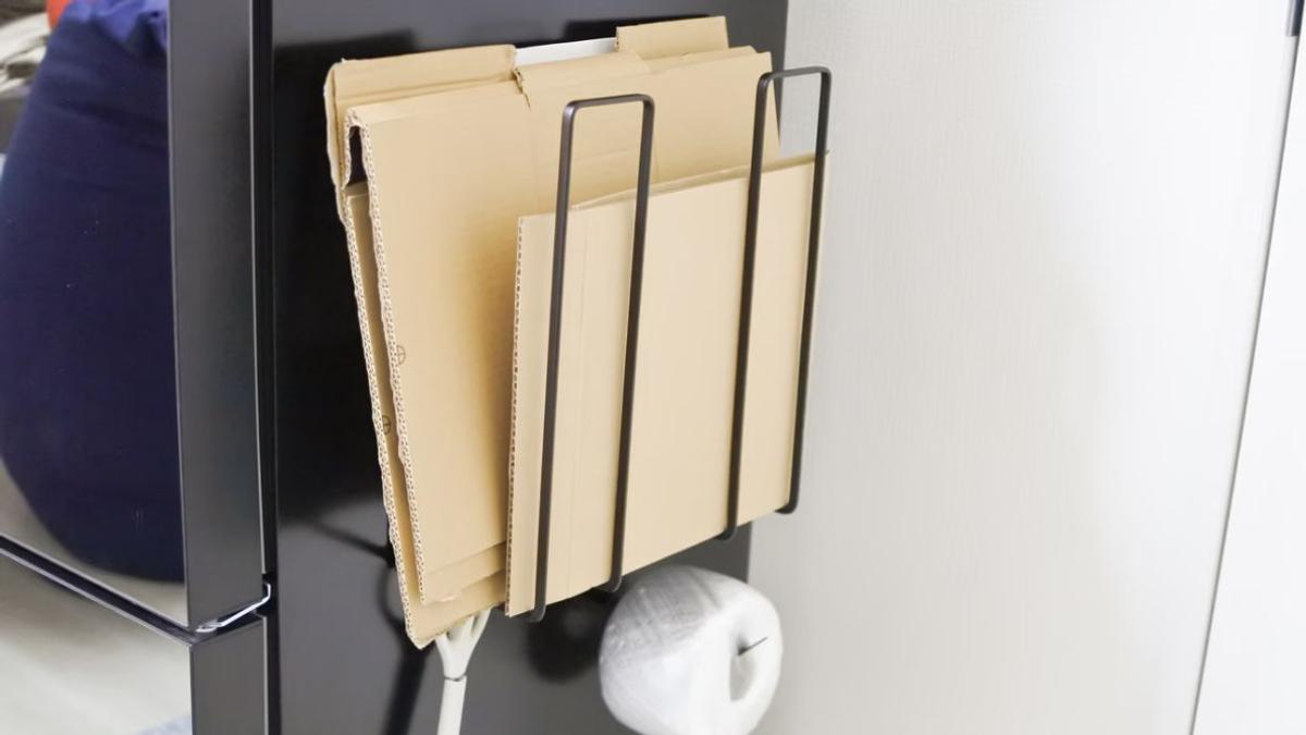 紐でまとめるのも簡単に。山崎実業のコレが「段ボールを溜めておく場所」の答えでした