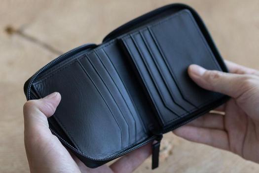 汚れ知らずの革財布。実用性を極めた「撥水ミニマルウォレット