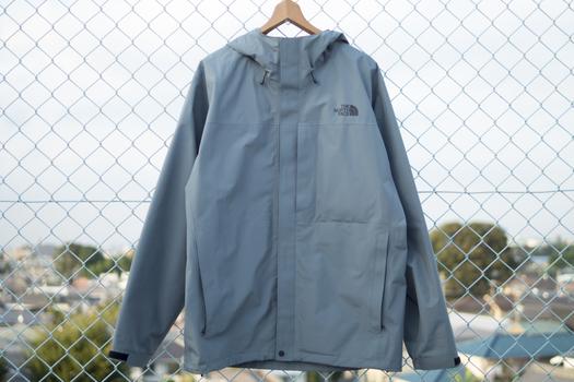 1年半愛用しているTHE NORTH FACE”定番GORE-TEXジャケット”が活躍する 