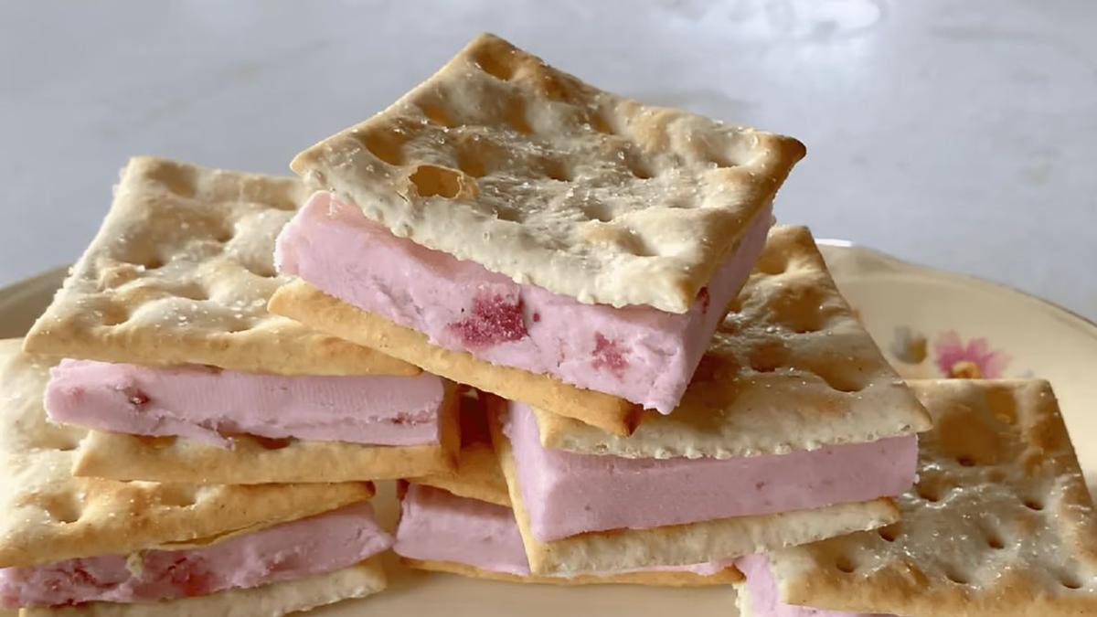 クラッカーでつくる「アイスクリーム・サンドイッチ」。ひんやりサクサク、至福のデザート three(スリー)