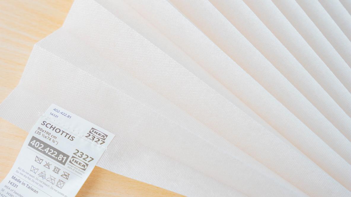 IKEAの599円で買える「小窓に合うブラインド」は、ネジ・クギ不要で10