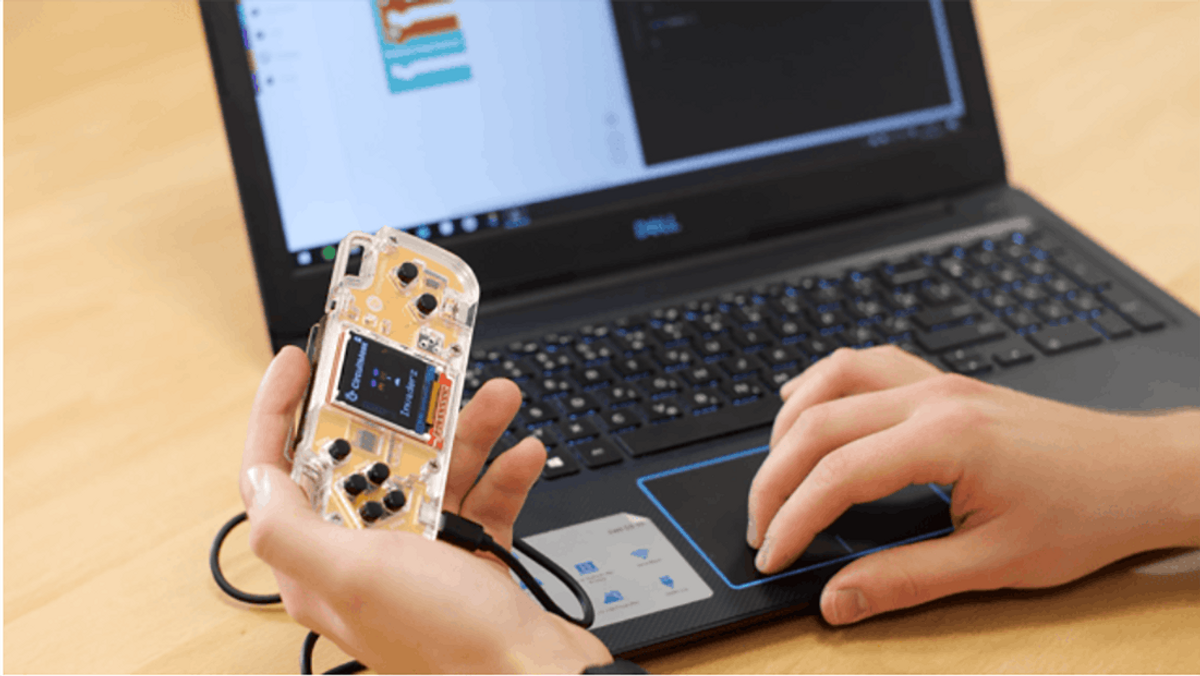 電子工作とプログラミングが楽しめる。レトロなゲーム機型の知育玩具が