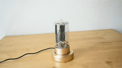 1桁で時刻を表示。オレンジ色の発光が幻想的なニキシー管時計を使って