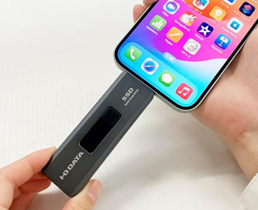 iPhone 15にもそのまま挿せちゃう！ USB-A/USB-Cどっちも使える、アイ 