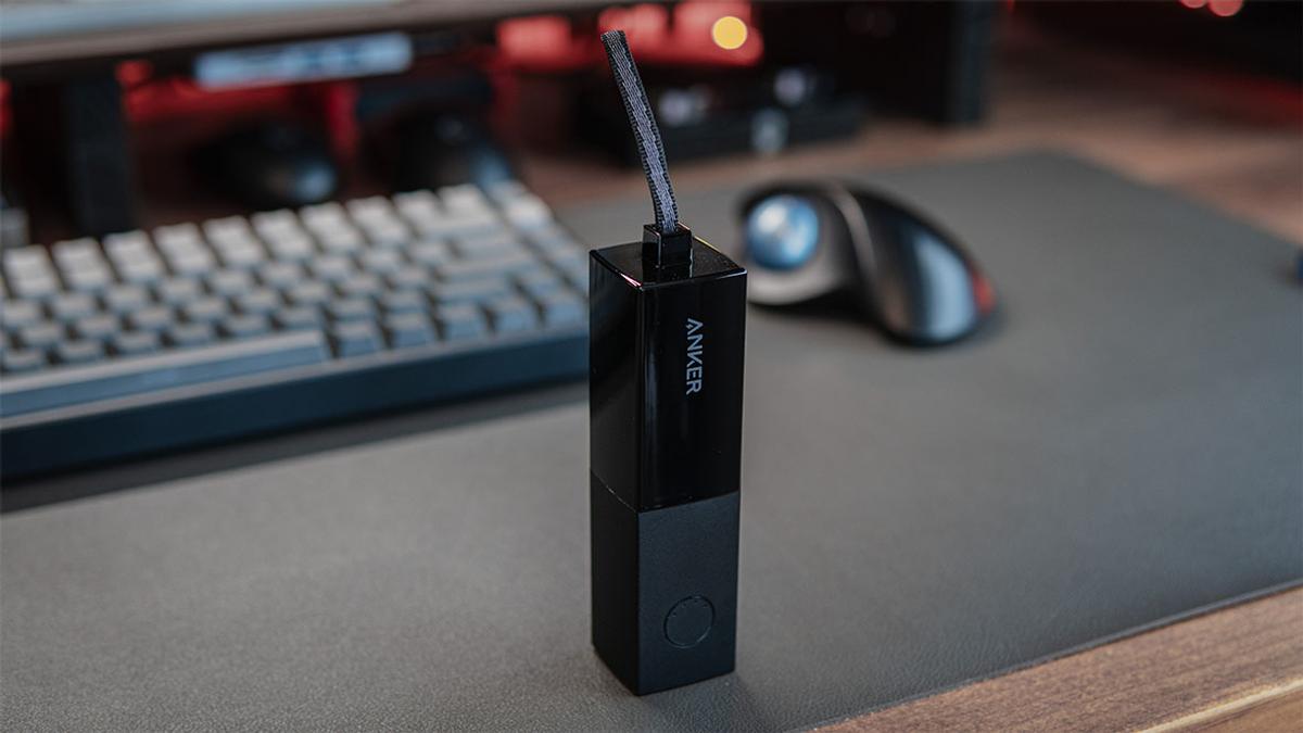 日本 Anker 這款「帶有插座的行動電源」真的太方便！小包友善、還能充當 USB 充電器使用，簡約質感設計更讓人愛不釋手