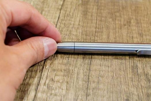 継ぎ目が見えない精巧な作りに感動！ チタン製ボールペン「Bastion Slim Pen」の魅力に迫る | ROOMIE（ルーミー）