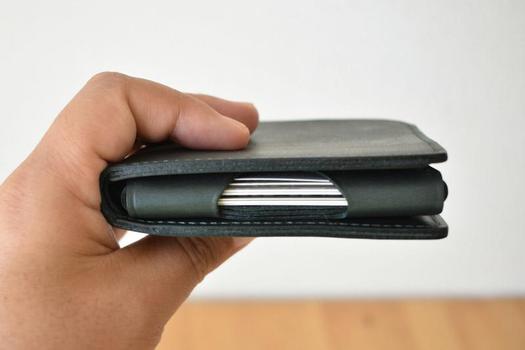 ICカードスロットを両面に搭載。「交通系スマート財布」を試して