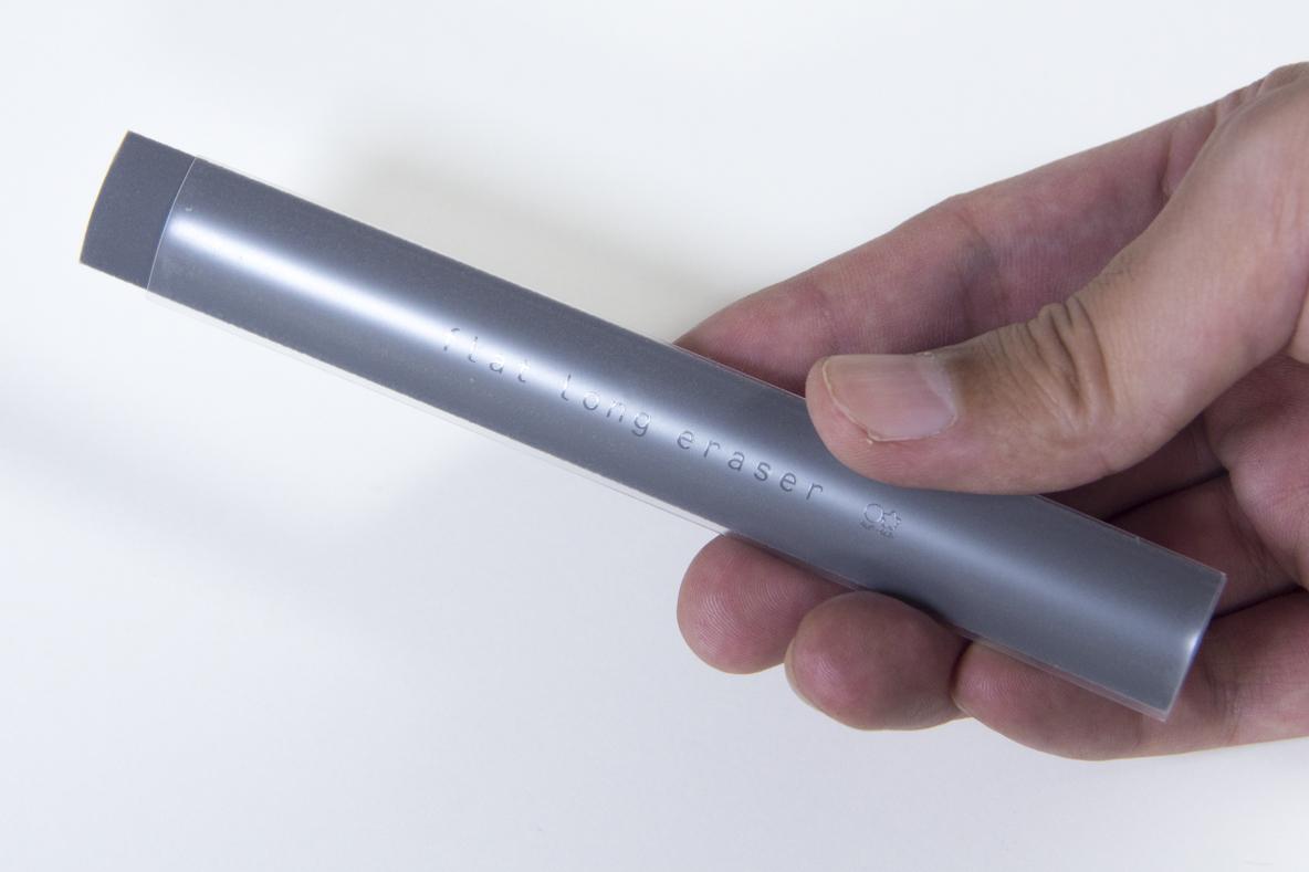 かしこいカタチ”の消しゴム「フラットロングイレイサー」が、ペン