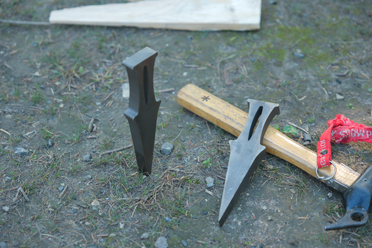 刃物じゃないから安全！ 手軽に薪割りが楽しめるクナイがモチーフの