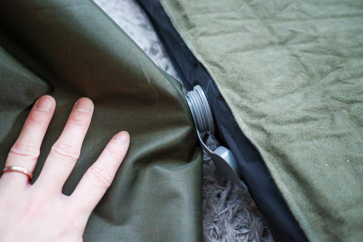 キャンプでも「快適に眠りたい」人へ。このワイドな極厚マットなら