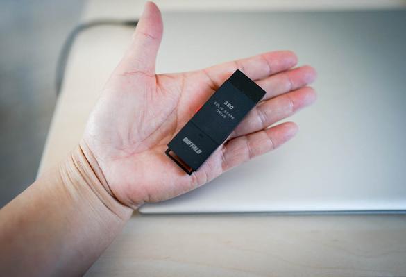 BUFFALO SSD-SCT2.0U3-BA 外付けSSD 黄色く 2TB 黒色