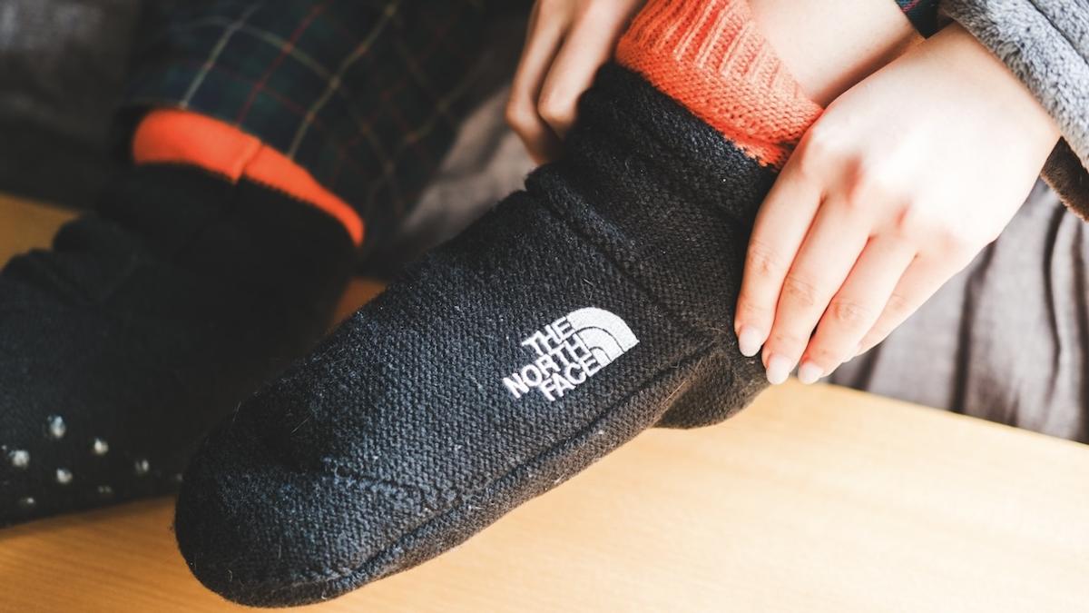 經抗臭處理、絨毛材料舒適柔軟，THE NORTH FACE「Nuptse Bootie Socks」是冬季室內襪新選擇