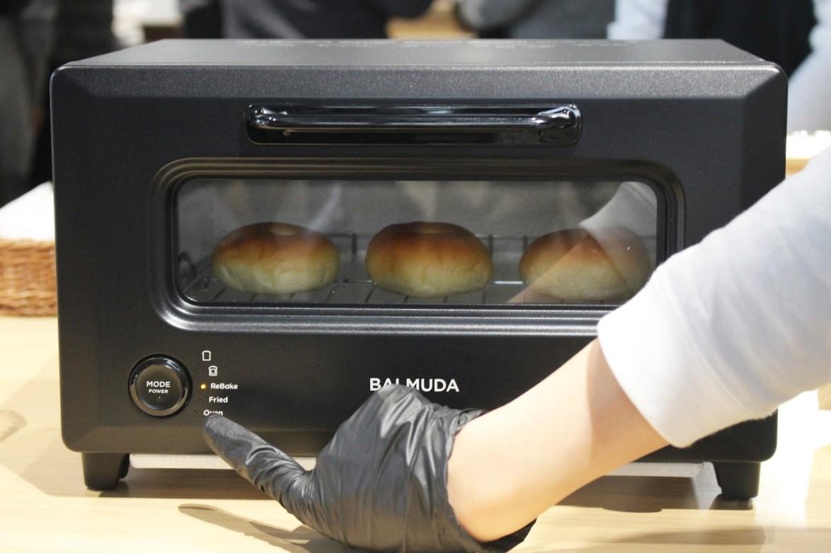 バルミューダの新作「Re Baker」なら、テイクアウトしたフードも出来