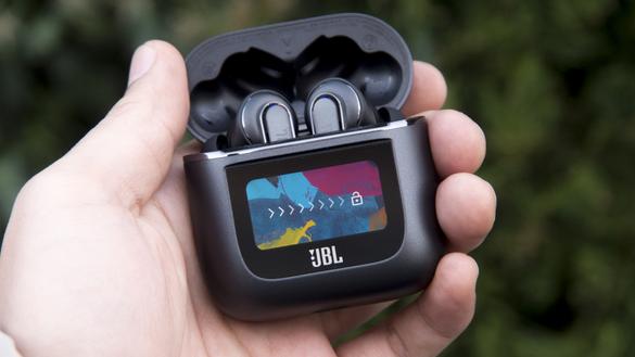 ディスプレイつきワイヤレスイヤホン「JBL TOUR PRO 2」が4割引なの 