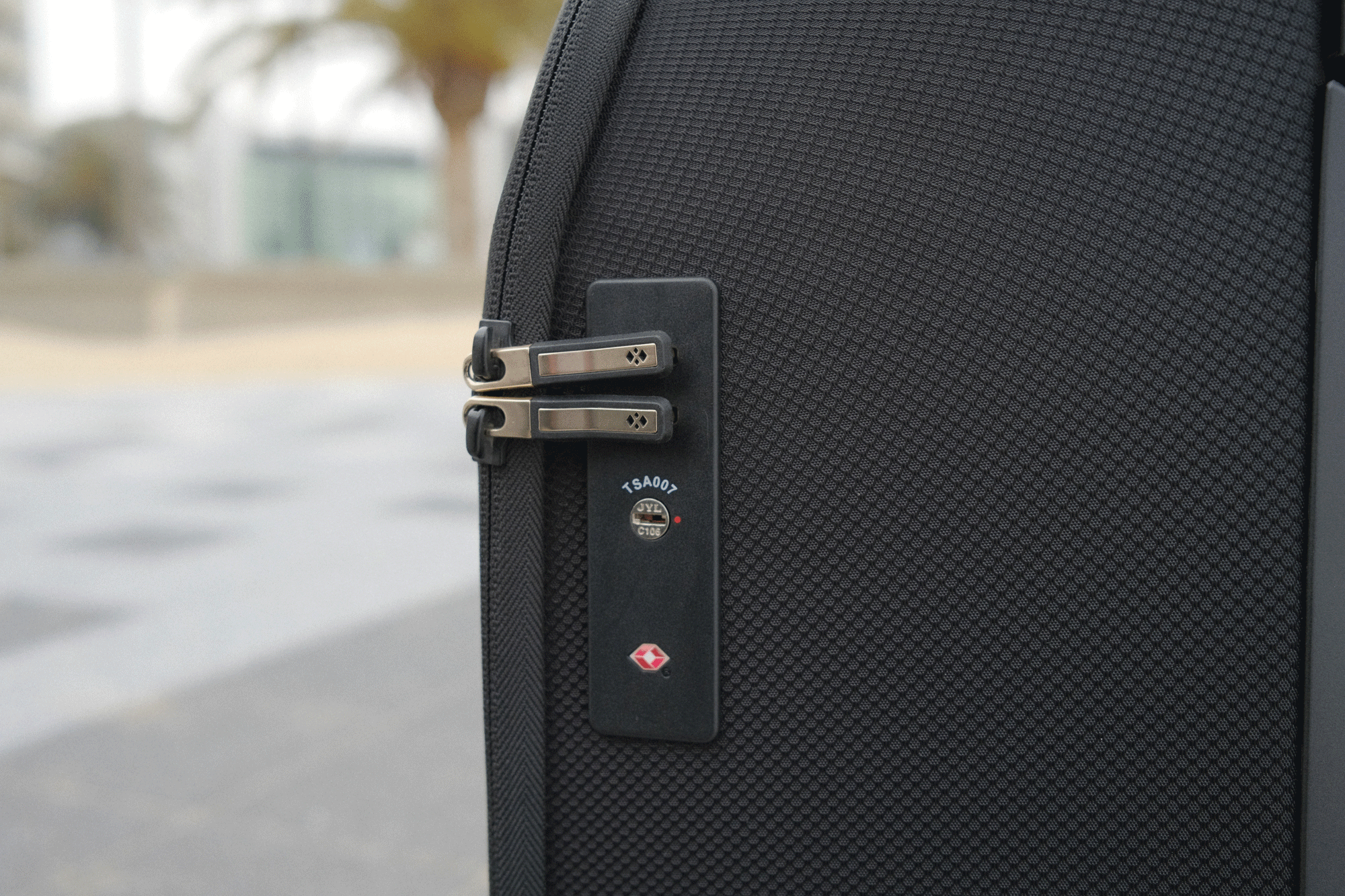 ニョキっと伸びて容量増！ スーツケース「KABUTO」は荷物が増えがちな