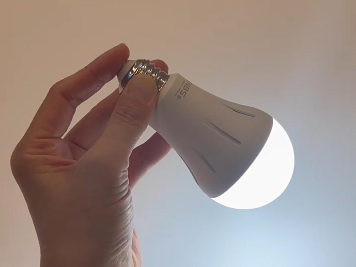 停電でも消えない」電球を備えてます。電池不要のランタンにもなるよ | ROOMIE（ルーミー）