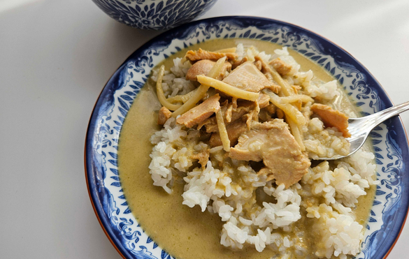 肉のハナマサのレトルト・グリーンカレー。やわらかお肉と筍がたっぷりで美味でした【ROOMIEのふつうごはん日記】 | ROOMIE（ルーミー）