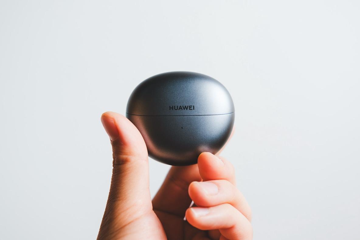 何もつけていないみたい。1週間使ってわかった「HUAWEIの 何もつけていないみたい。1週間使ってわかった「HUAWEIの