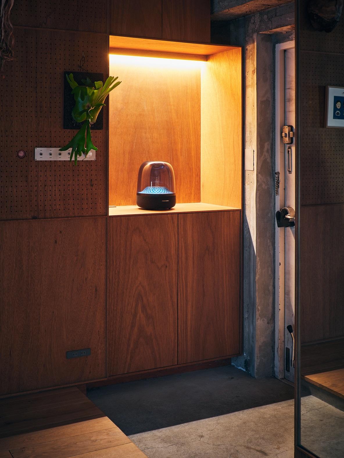 音楽と光の両面で空間を彩るHarman Kardonのスピーカー。もてなしの 音楽と光の両面で空間を彩るHarman Kardonのスピーカー。もてなしの