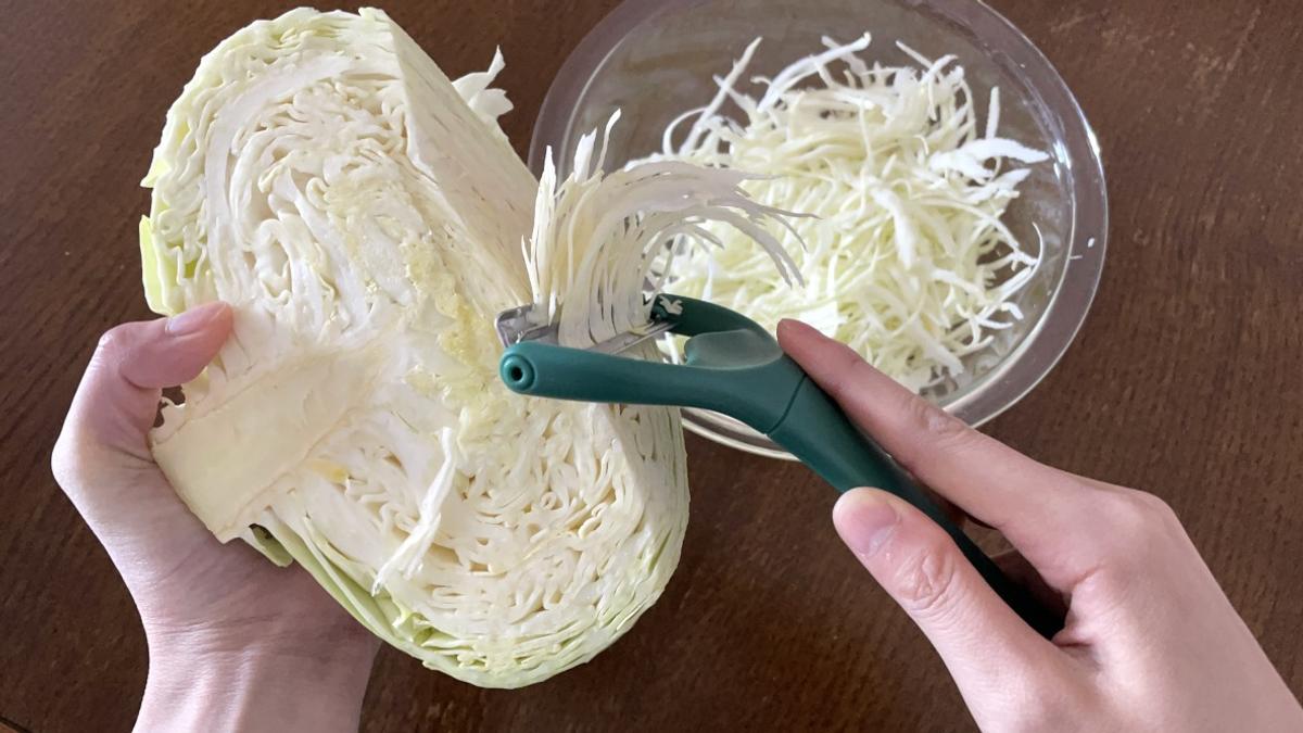 做沙拉不用愁!日本貝印「進化系削皮器」輕鬆打造餐廳級高麗菜絲 做沙拉不用愁!日本貝印「進化系削皮器」輕鬆打造餐廳級高麗菜絲