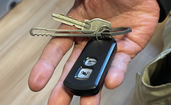 半永久的に使えるチタン製。ポケットに鍵をクリップして紛失を防止