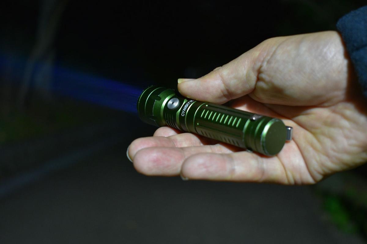 たった54gで400m先まで照らす。このLEDライトは夜道でも安心感を与えて