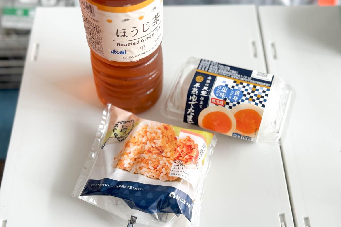 大掃除のあいまにローソンの「胡麻さけおにぎり」が沁みる…【ROOMIEの