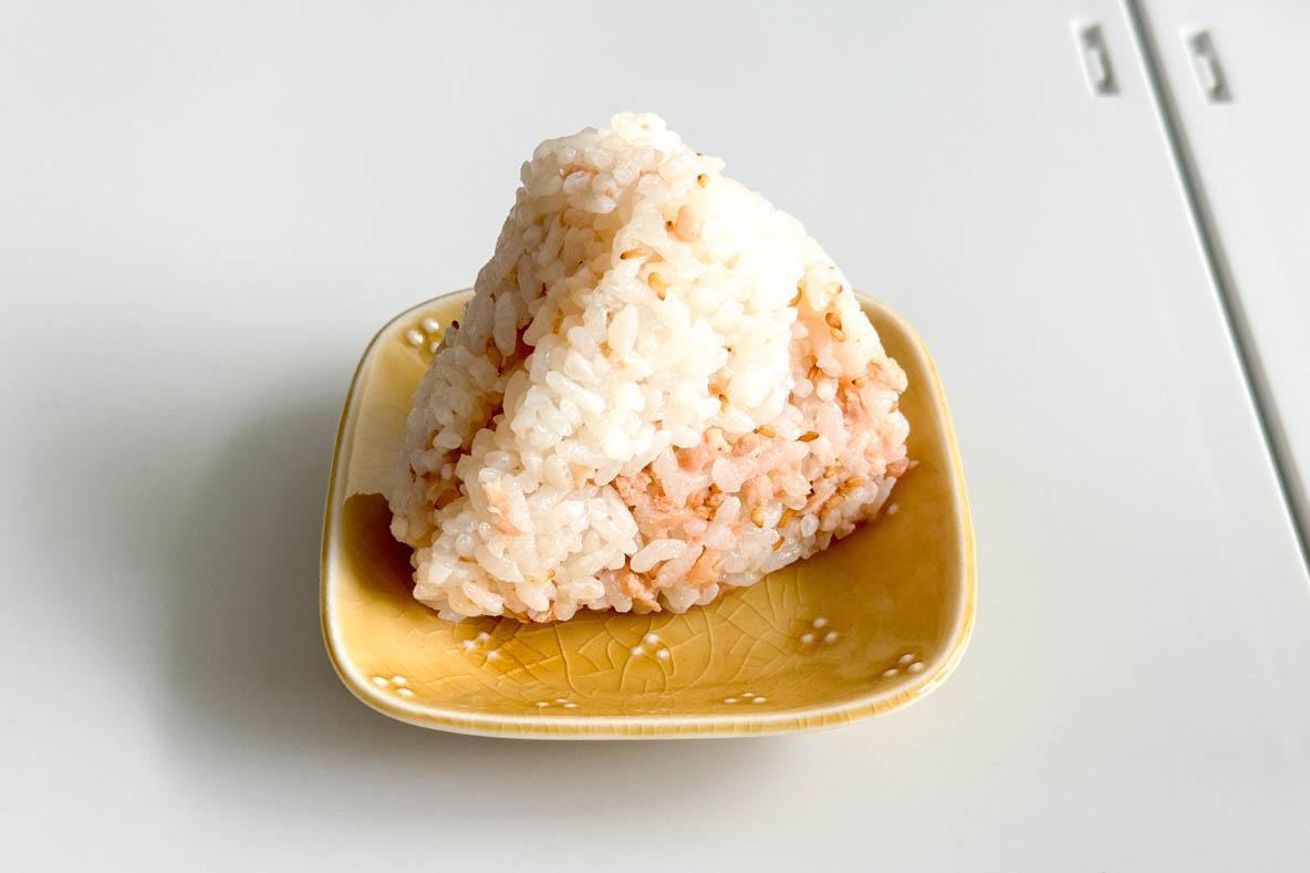 大掃除のあいまにローソンの「胡麻さけおにぎり」が沁みる…【ROOMIEの