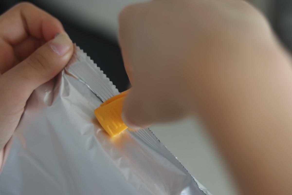 每次撕包裝都崩潰?OLFA 食品袋開封器讓你一秒搞定超療癒! 每次撕包裝都崩潰?OLFA 食品袋開封器讓你一秒搞定超療癒!