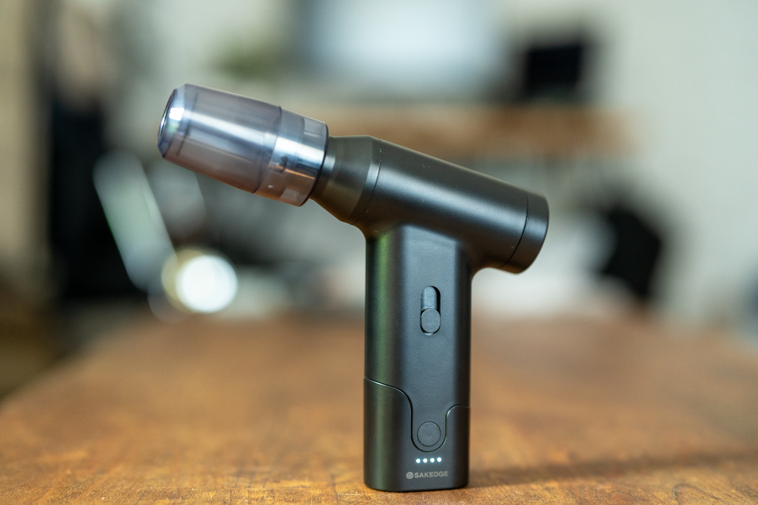 小さくてもパワフル。1台2役の強風エアダスターがあればデスクや愛車の