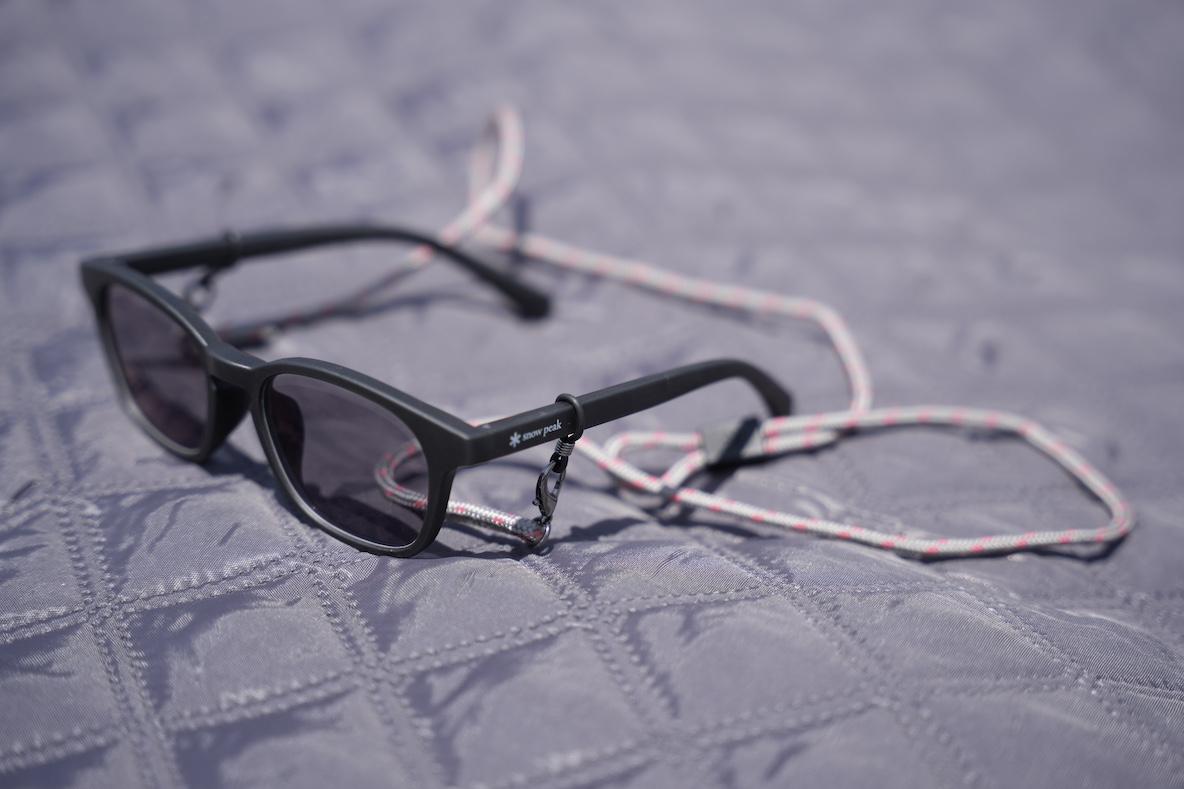 JINS×スノーピークの「いちいち外さなくていいサングラス」が