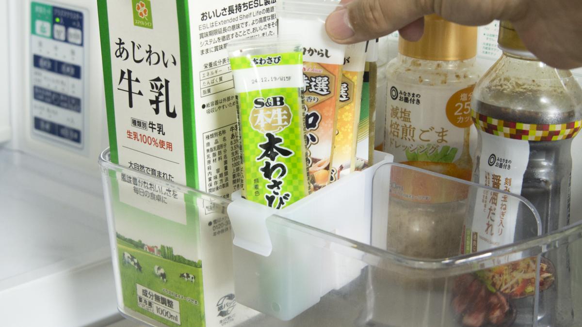 冰箱門邊空間也能整潔收納！大創的「冰箱用伸縮收納盒」在收納時大顯身手
