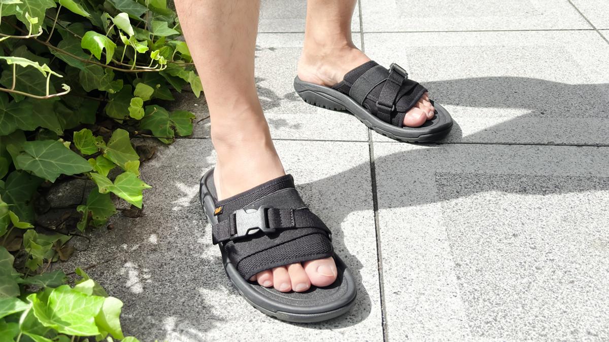 Teva「Hurricane Verge Slide可調整運動拖鞋」如穿運動鞋一般久走不累，從戶外健走到休閒穿搭一次搞定！獨特異味抑制設計解決尷尬腳部氣味