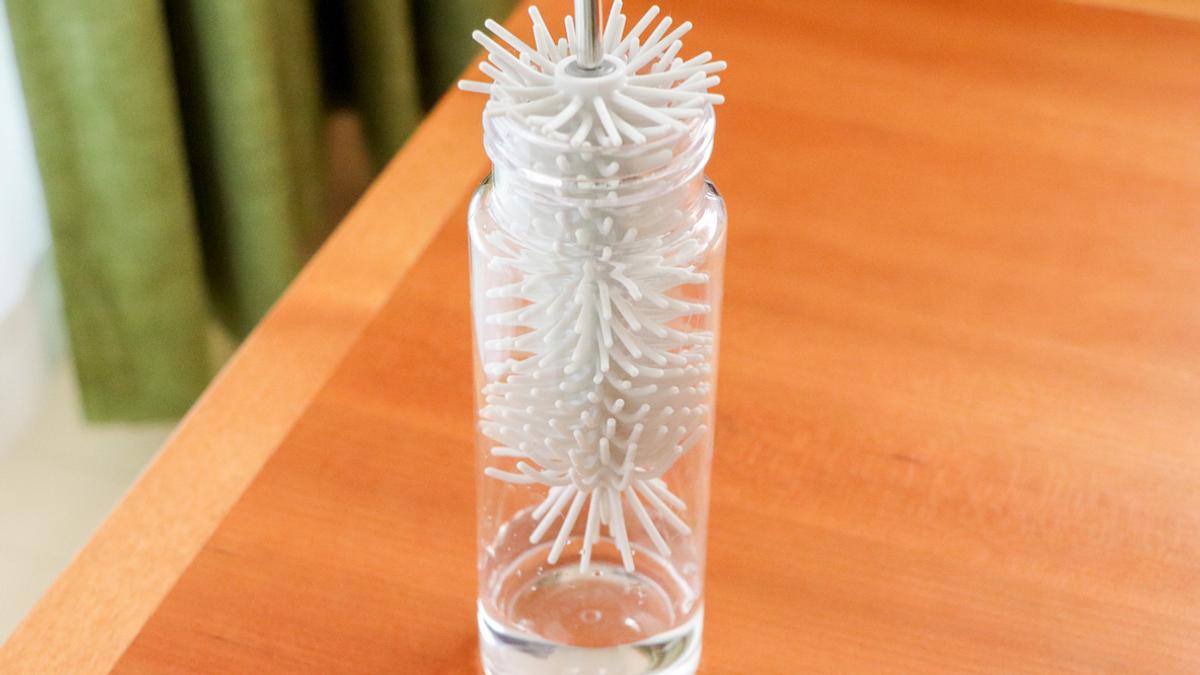 水瓶清洗總是卡卡?宜得利「下壓旋轉式矽膠瓶刷」讓瓶口、瓶底都能輕鬆刷乾淨! 水瓶清洗總是卡卡?宜得利「下壓旋轉式矽膠瓶刷」讓瓶口、瓶底都能輕鬆刷乾淨!
