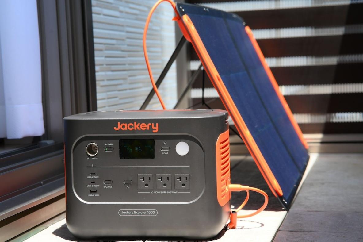 真夏の停電を想定してJackeryの新作ポータブル電源を使ってみた。これ、普段の暮らしも快適になっちゃうな… | ROOMIE（ルーミー）