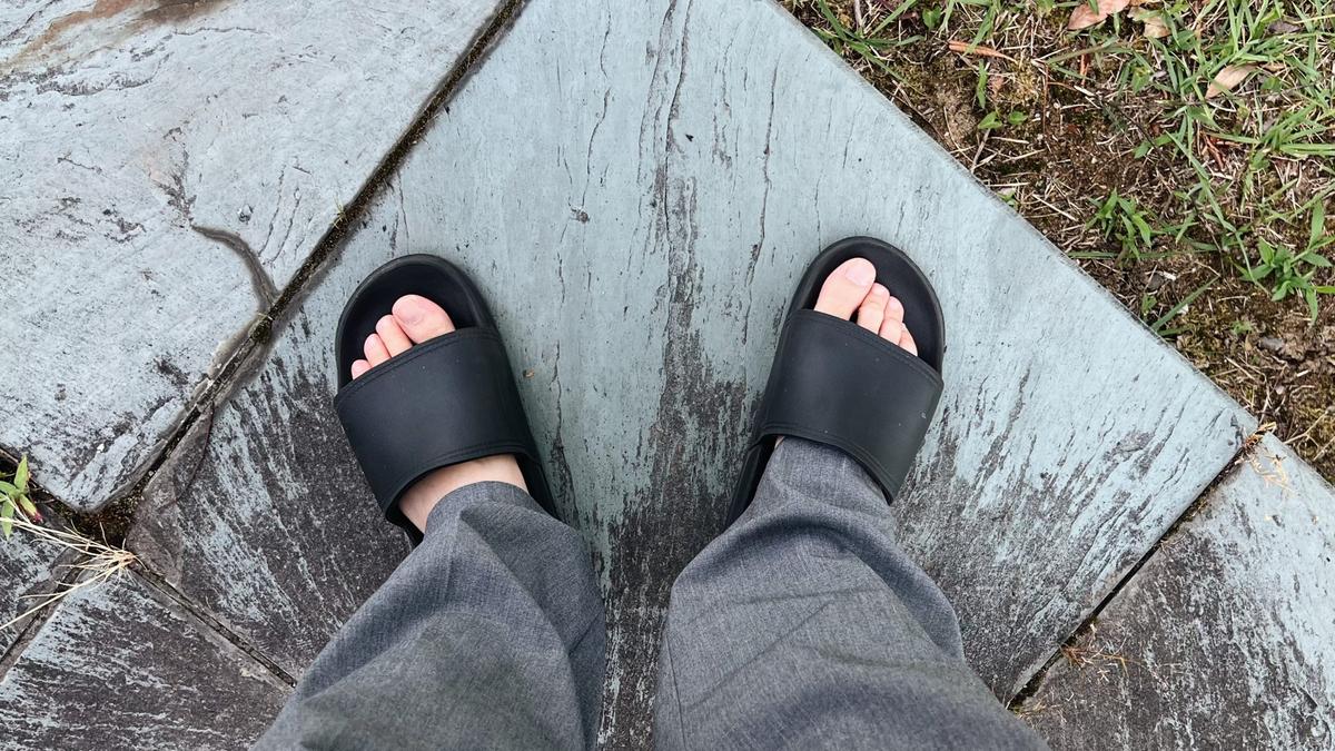 MUJI 的「ashi-nari 涼鞋」是最容易穿脫的。 1000日圓以內就可以買到