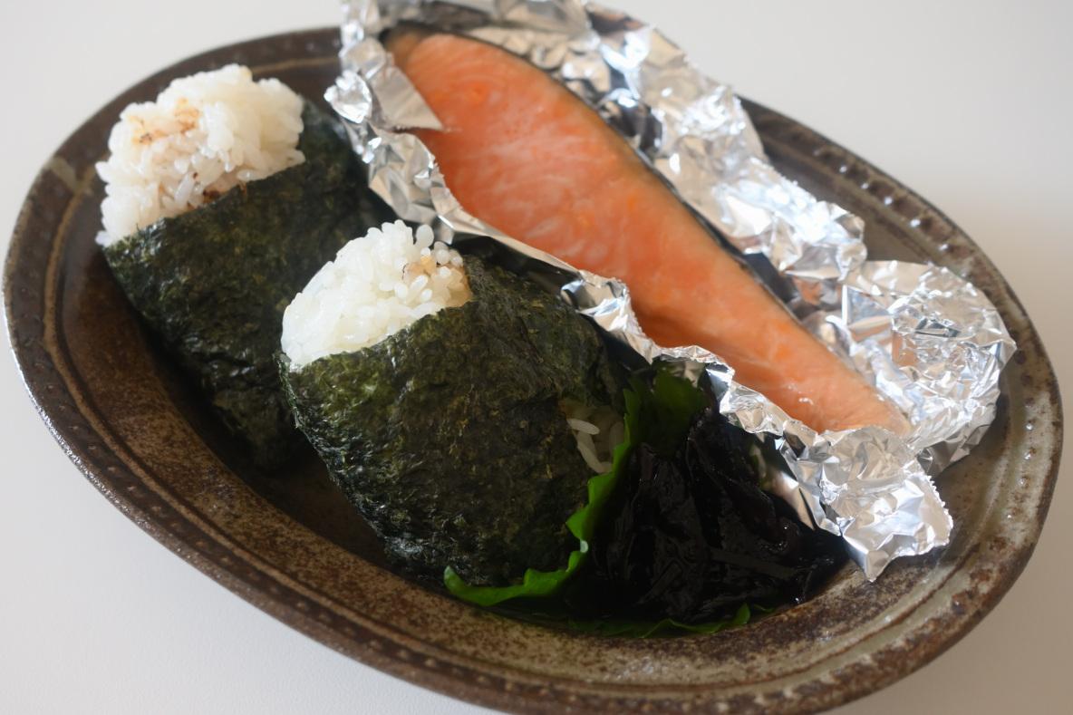 心も体も回復する「塩むすびランチ」【ROOMIEのふつうごはん日記
