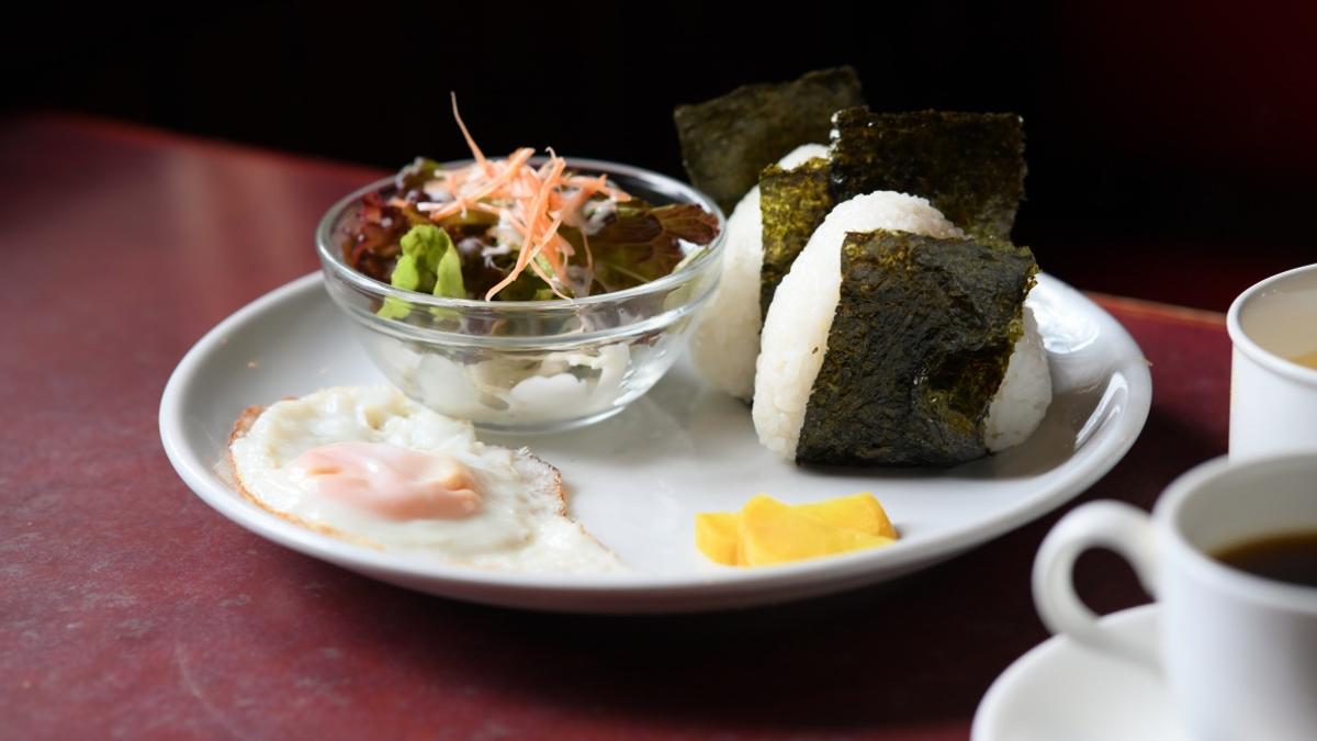 喫茶店裡的飯糰早餐【ROOMIE 的日常飯食日記】 喫茶店裡的飯糰早餐【ROOMIE 的日常飯食日記】