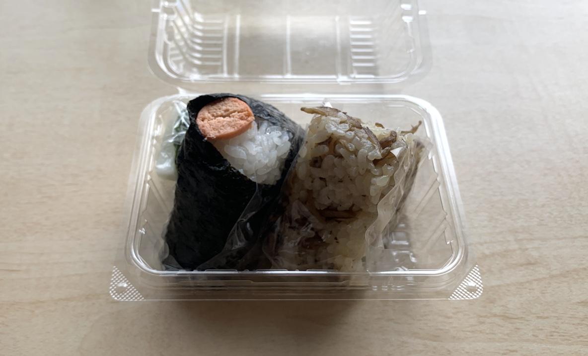 出勤路の途中で見つけたお米屋さんで買うおにぎりがふわふわで 出勤路の途中で見つけたお米屋さんで買うおにぎりがふわふわで
