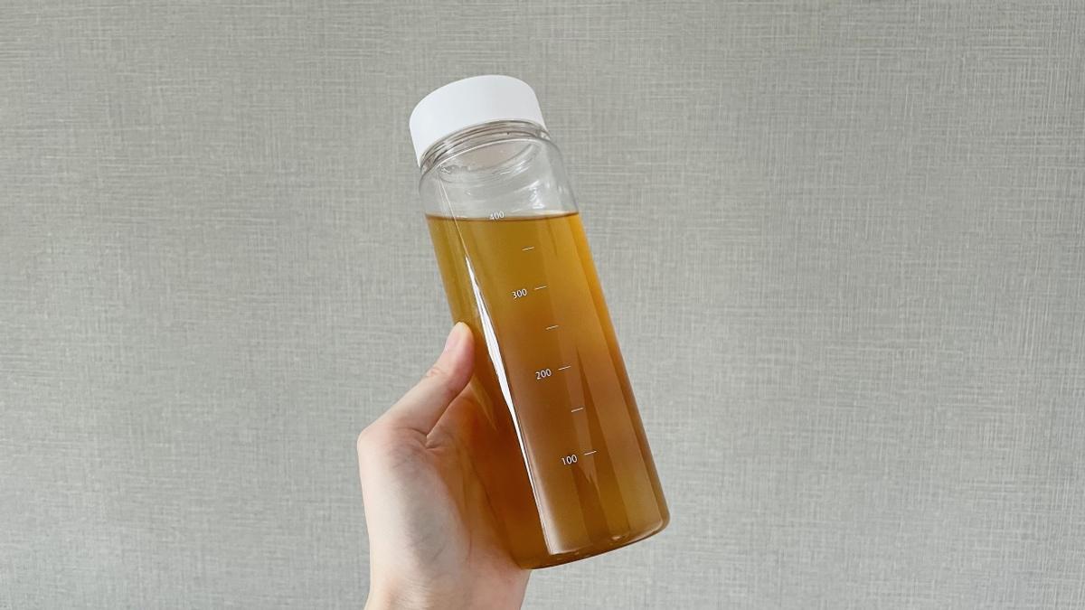 MUJI 的「刻度飲料瓶」超級方便，隨時隨地補充水分！重量約74公克，很輕。