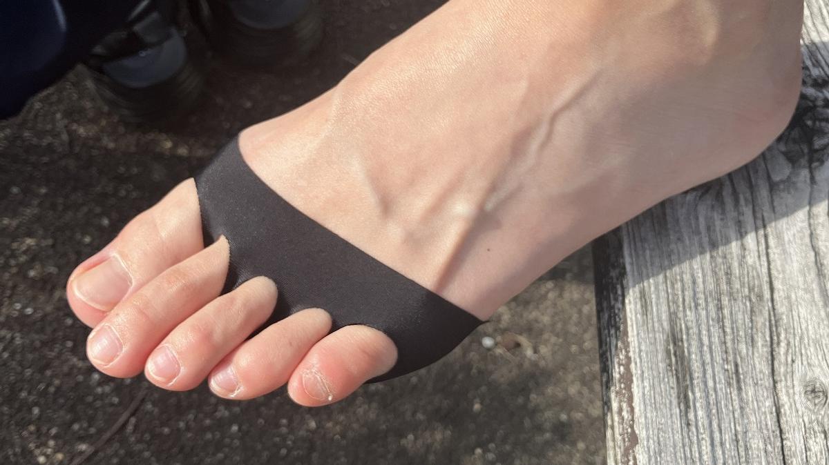 看起來赤腳，實際上穿著襪子！夏天不可或缺的「隱形五指止滑襪」