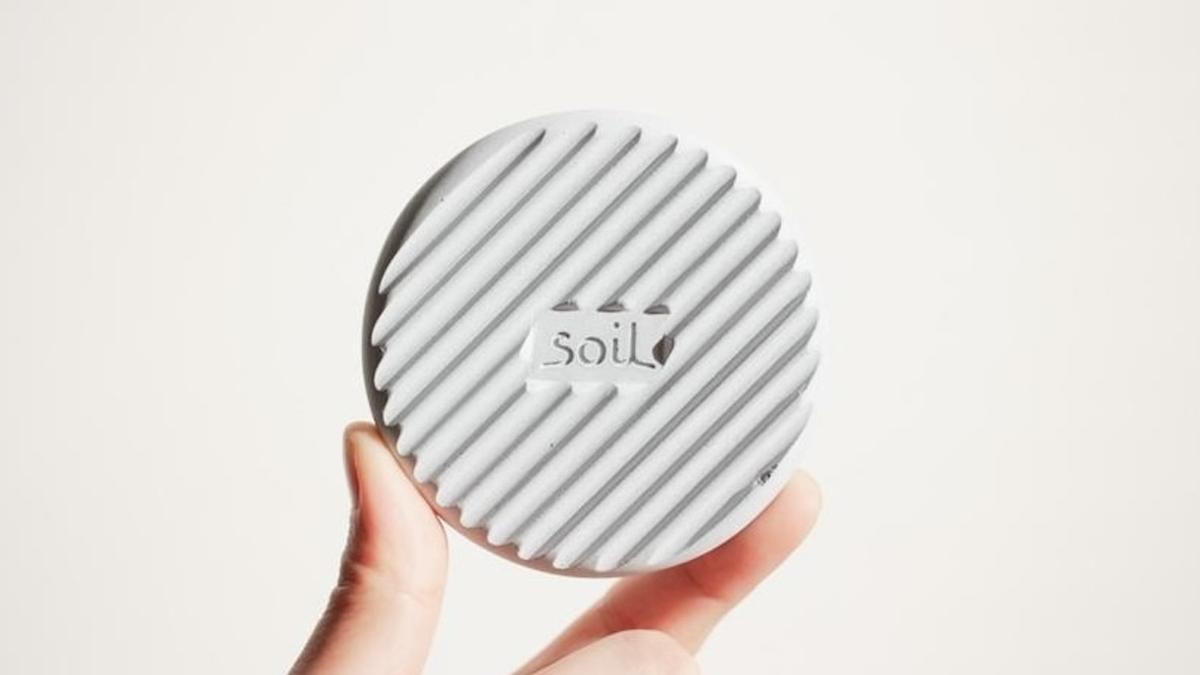 和垃圾桶的異味＆濕氣說掰掰！soil「矽藻土垃圾桶除臭塊 FRESHEN」用魔鬼氈輕鬆固定，長效去除惱人垃圾味