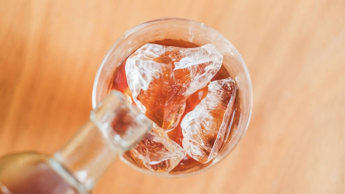 享受夏日冰飲樂趣!只需準備「這兩種材料」,在家也能自製不易融化的透明冰塊 享受夏日冰飲樂趣!只需準備「這兩種材料」,在家也能自製不易融化的透明冰塊