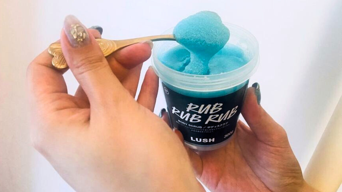 重新愛上洗澡的感覺！LUSH「檸汁香薰磨砂沐浴露」一罐多用，一次滿足沐浴露、去角質、洗髮乳功能，冰涼的感覺會讓人上癮！