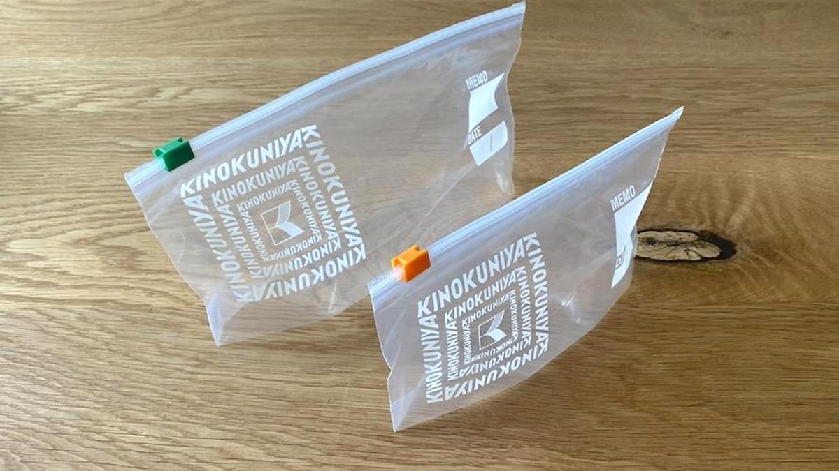 KINOKUNIYA 紀之國屋的「萬用夾鏈袋」解決了存放小物品的困擾,不只時尚,收納化妝品、食品保存都 ok! KINOKUNIYA 紀之國屋的「萬用夾鏈袋」解決了存放小物品的困擾,不只時尚,收納化妝品、食品保存都 ok!